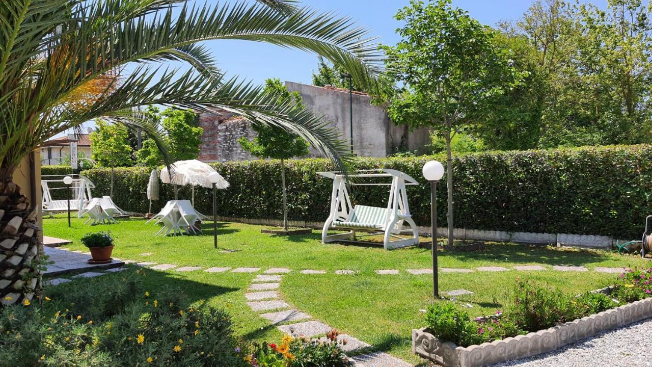 Bed&Breakfast Villa Lorena Форте дей Марми Екстериор снимка
