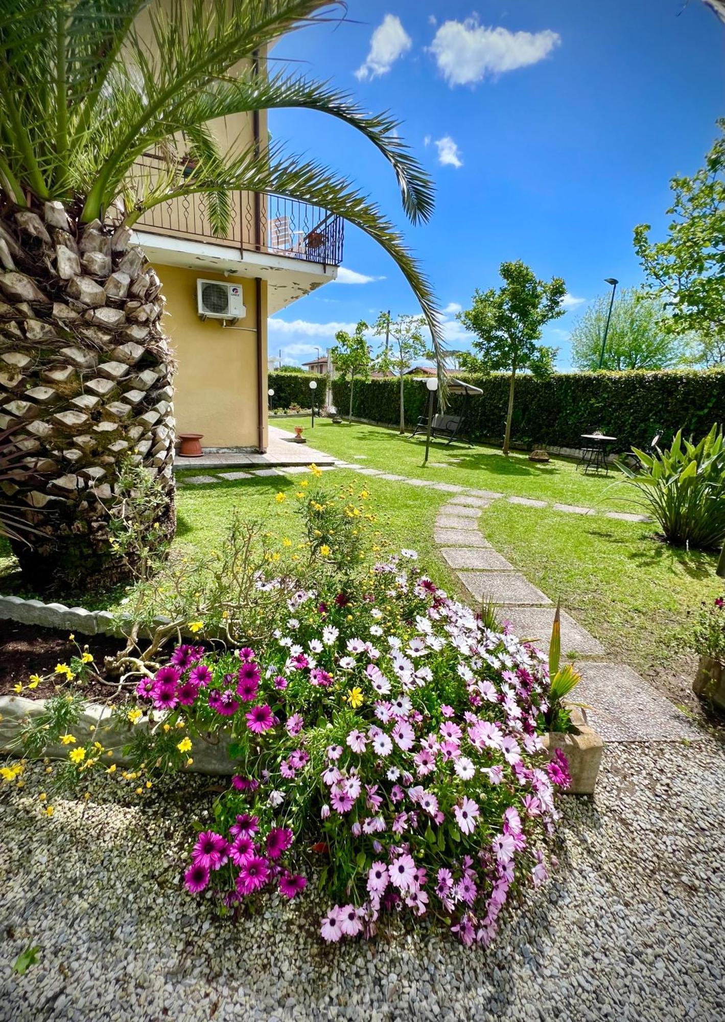 Bed&Breakfast Villa Lorena Форте дей Марми Екстериор снимка