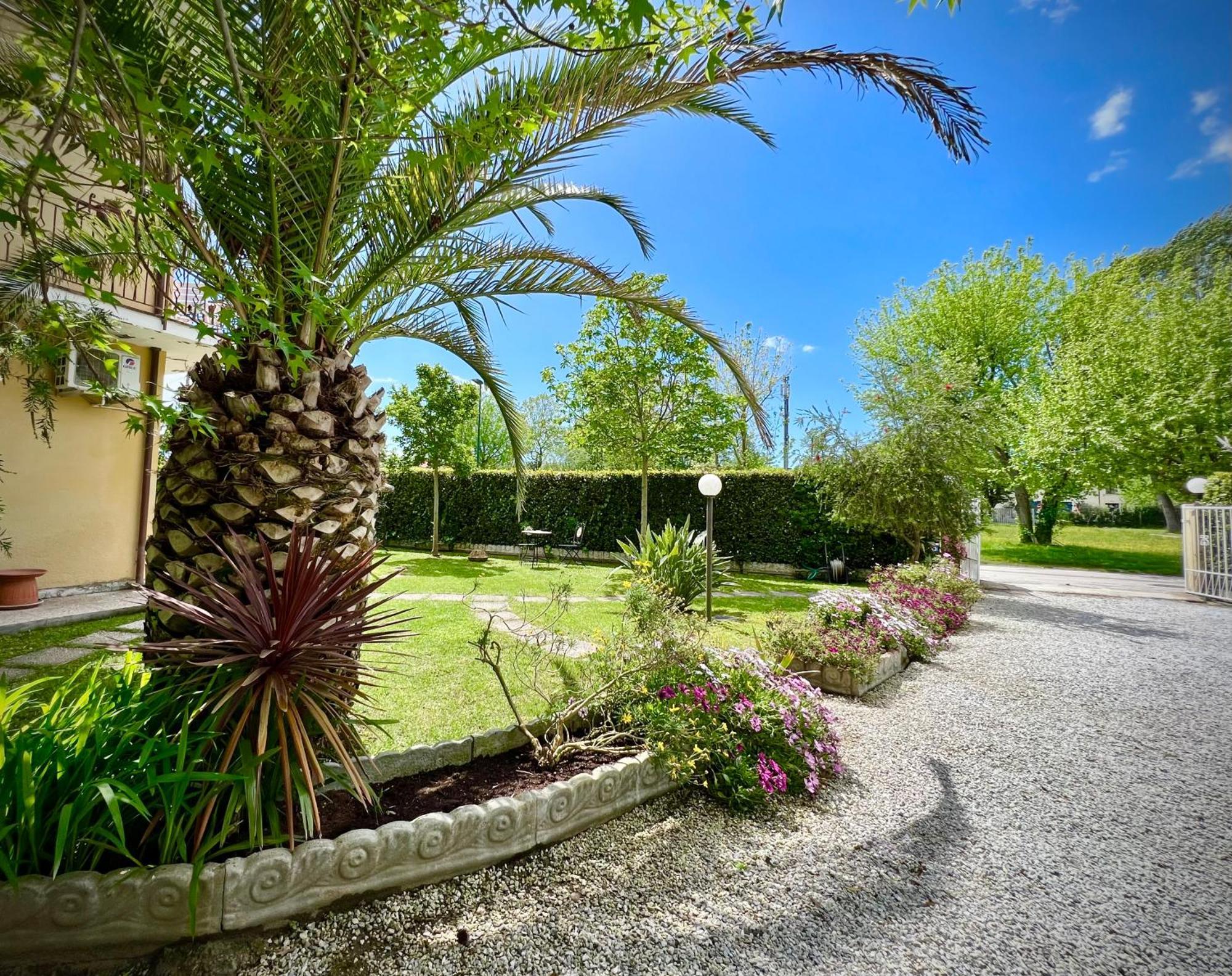 Bed&Breakfast Villa Lorena Форте дей Марми Екстериор снимка