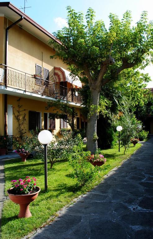 Bed&Breakfast Villa Lorena Форте дей Марми Екстериор снимка