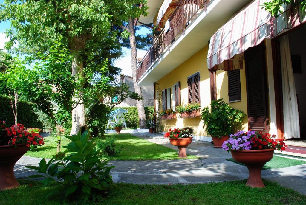 Bed&Breakfast Villa Lorena Форте дей Марми Екстериор снимка